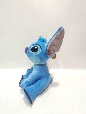 Konuşan oyuncak oturan Stitch, 7.09 inç ve 11.02 inç boylarında sevimli.