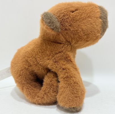 Capybara yumuşak oyuncak bilezikleri bisiklet direksiyonu, badminton raket kolu ve diğer pozisyonlarda giyilebilir.