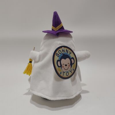 Cadılar Bayramı Beyaz Hayaletler Şapka Giyiyor ve Süpürge Taşıyorlar